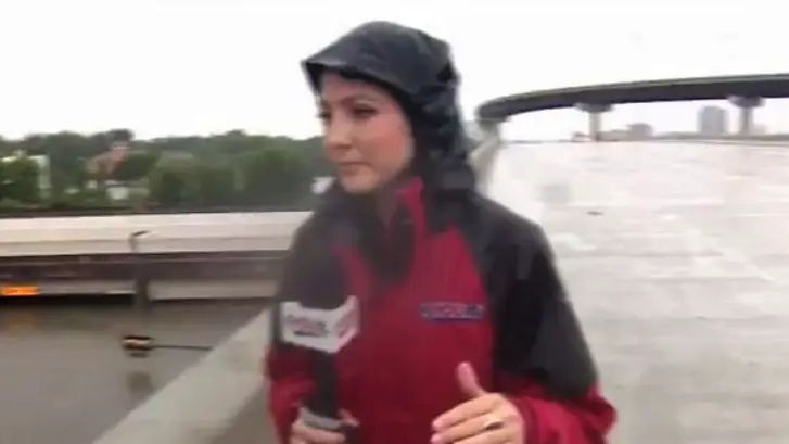[VIDEO] Periodista salva a camionero atrapado por inundaciones en Texas