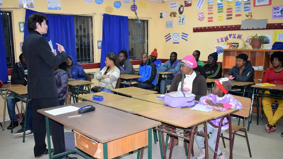 Comunidad haitiana residente aprende el idioma español