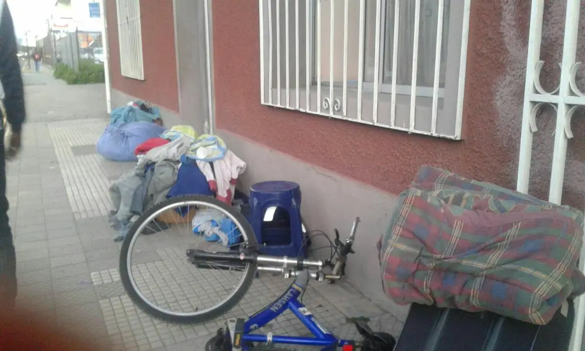 Grupo de haitianos fue lanzado a la calle por no pagar luz y agua