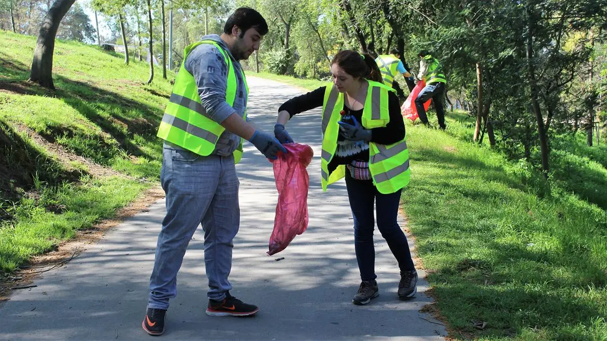 Curicanos se la jugaron en operativo de limpieza del Parque Cerro Condell