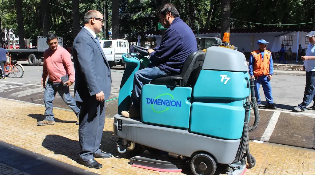 Comenzó a funcionar nueva máquina lava veredas en Curicó