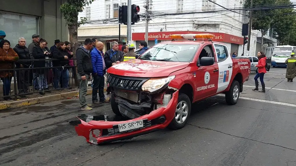 Vehículo municipal choca en pleno centro de Curicó