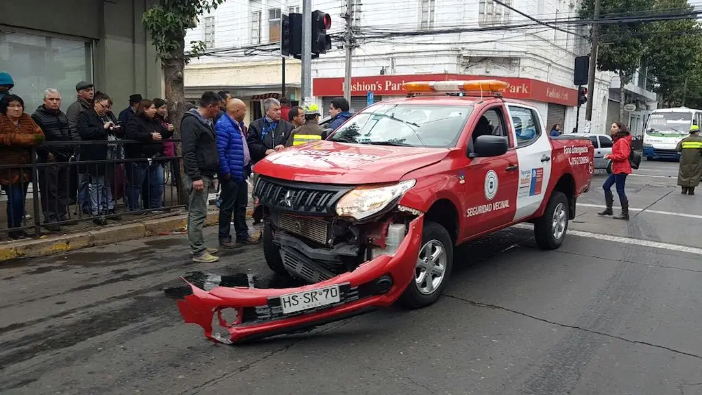 Vehículo municipal choca en pleno centro de Curicó