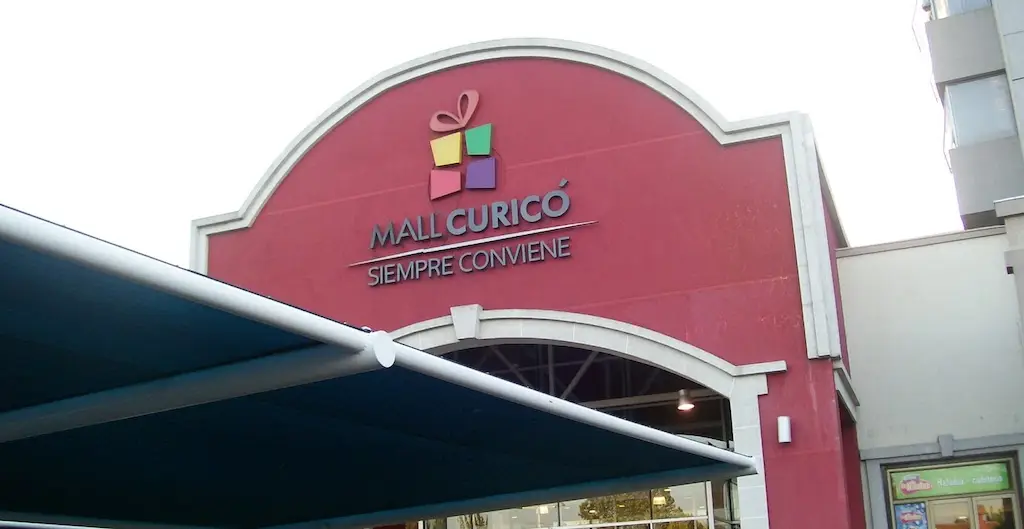 Delincuentes hurtan millonaria suma a cliente bancario en estacionamientos del Mall Curicó
