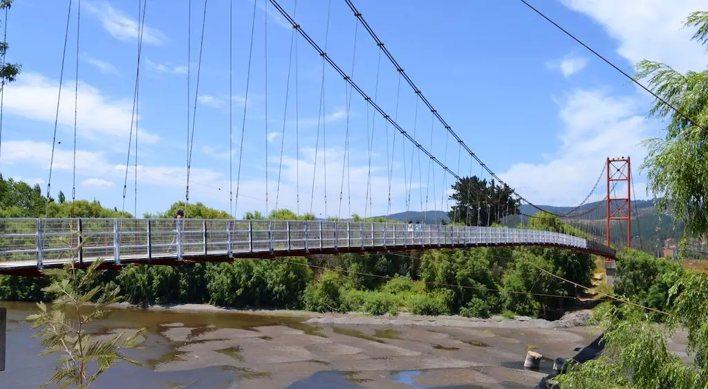 Exigen urgente reparación de pasarela “Los Escalones” de Licantén