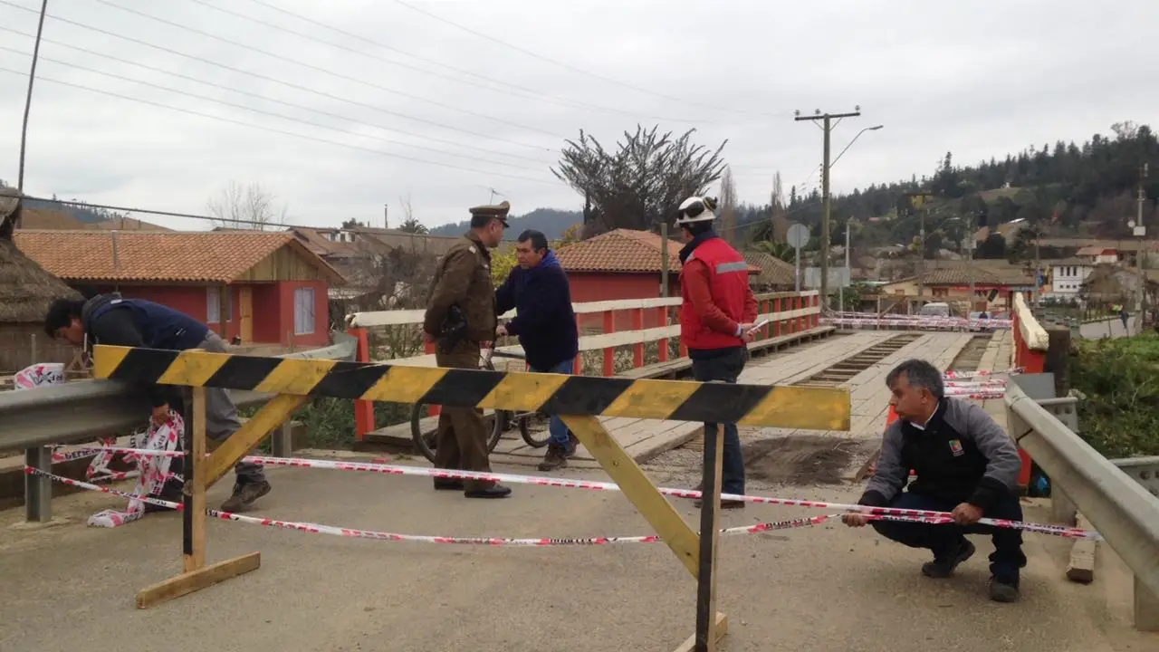 Clausuran temporalmente puente de acceso a Vichuquén
