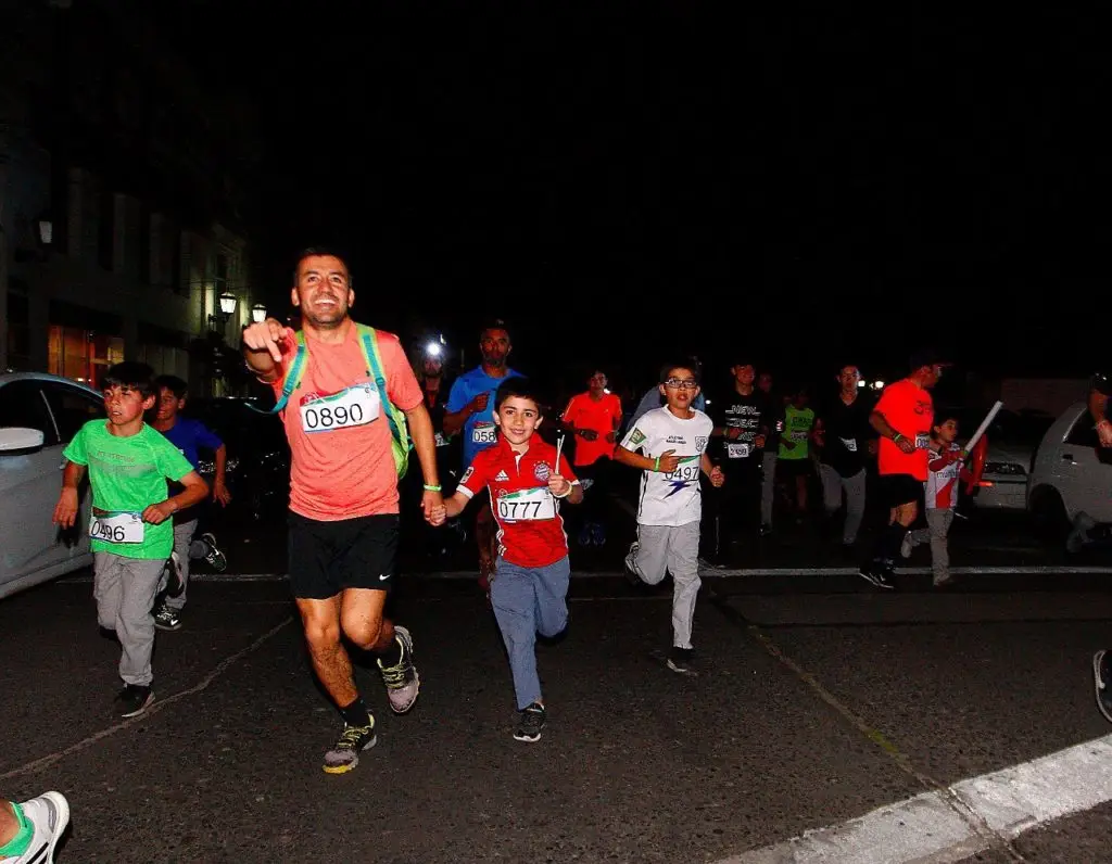 Corrida Nocturna congregó a cerca de dos mil personas en la Plaza de Armas de Curicó