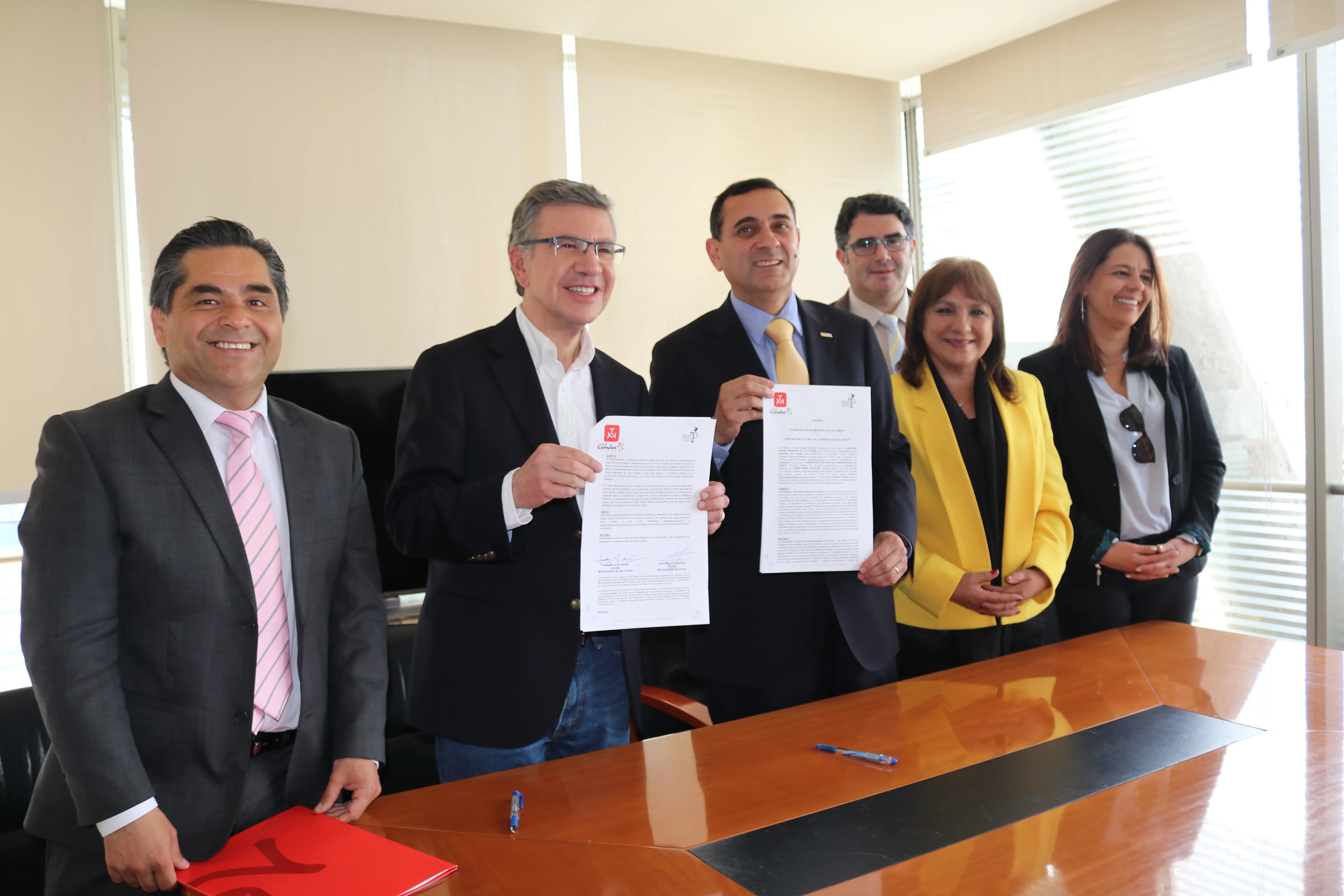Alcalde firmó importante convenio cultural con Teatro Municipal de Las Condes