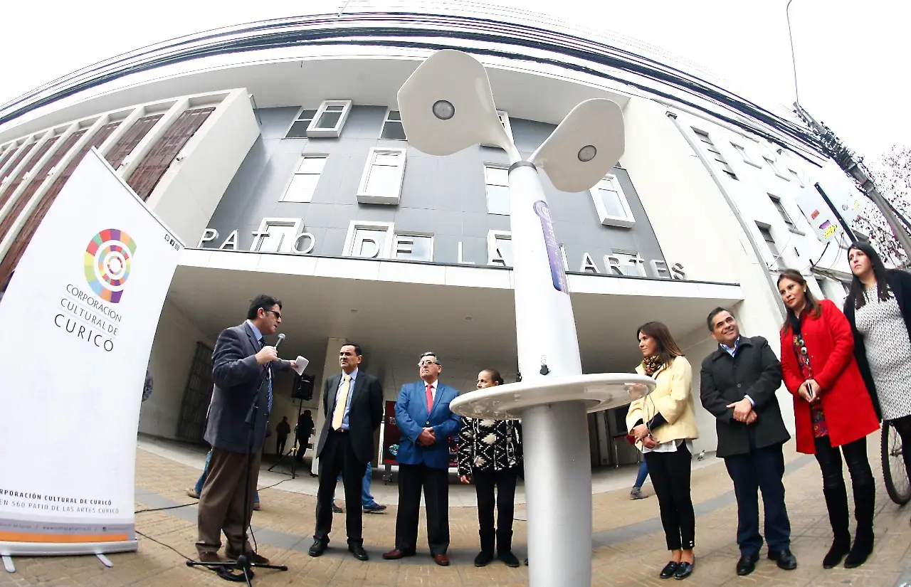 Municipalidad de Curicó instaló el primer “Árbol de Carga Solar” del Maule