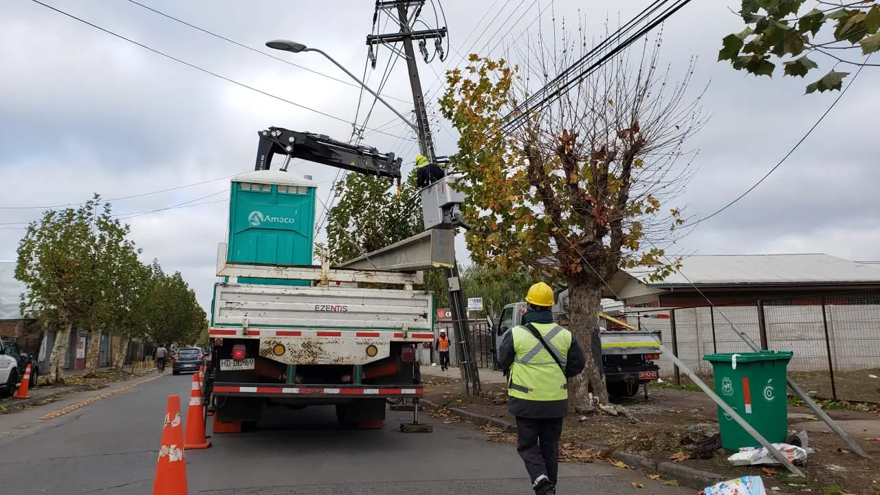 CGE realizó cambio de poste de tendido eléctrico dañado en calle O’Higgins de Curicó