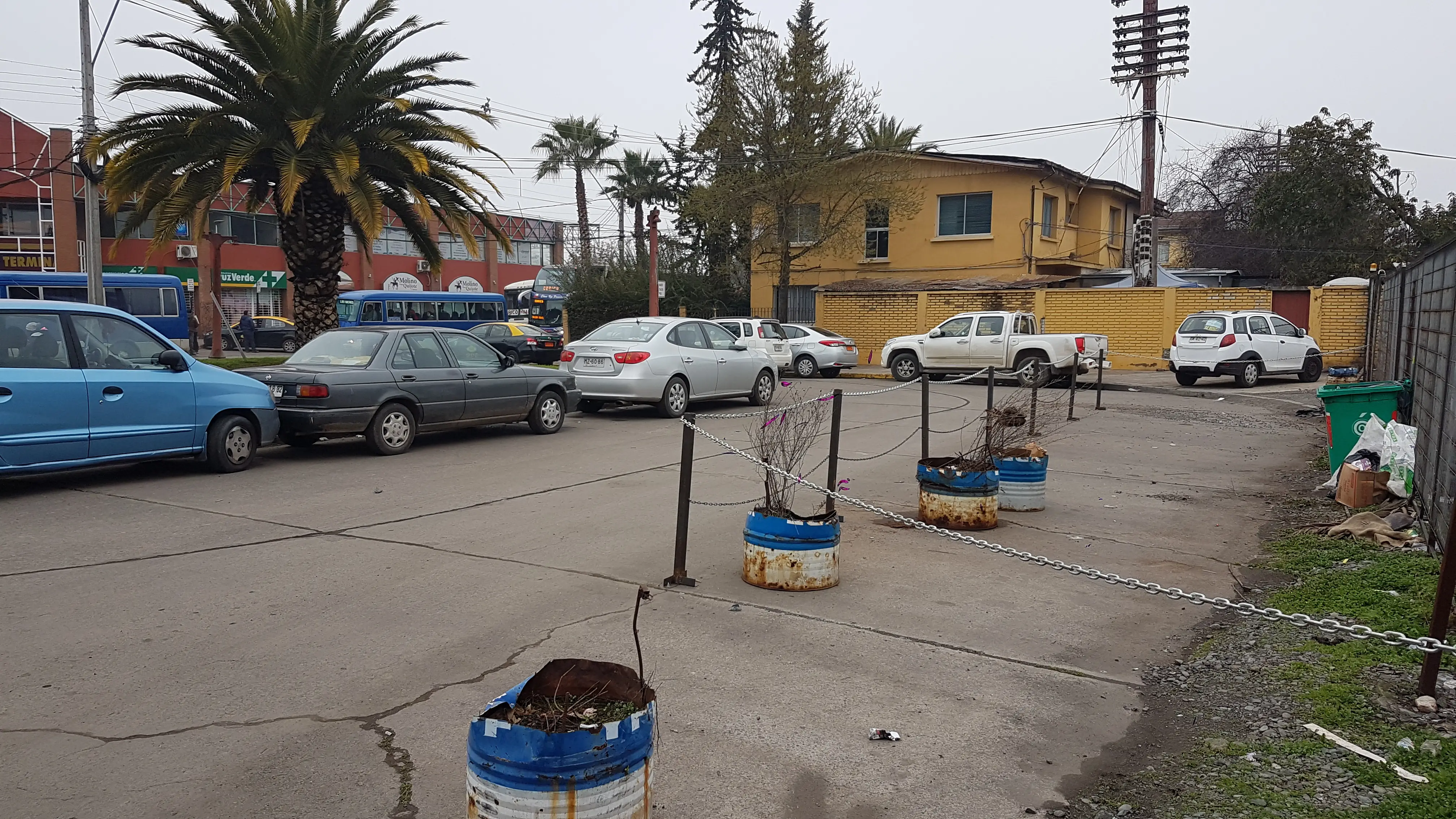 Denuncian cierre ilegal de calle ubicada en plazoleta de ferrocarriles en Curicó   