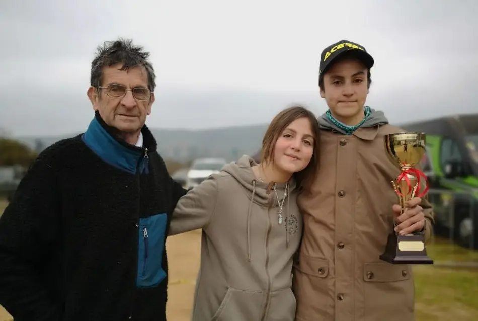 “Chaleco” López padre acompañó a su nieto en segundo lugar obtenido en Nacional de Motocross
