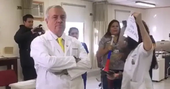 Ministro Jaime Mañalich recibió “funa” de funcionarios y pacientes en Hospital del Salvador