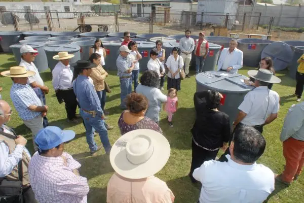 Municipalidad de Rauco entregó estanques de agua a familias para mitigar sequía