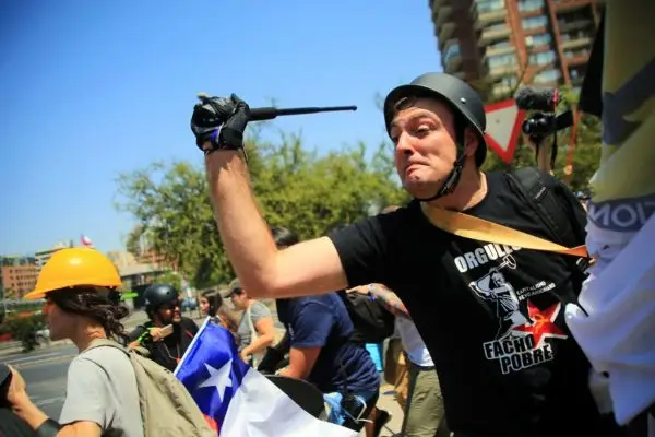 Fiscalía pide formalización a líder de "Capitalismo Revolucionario" por agresiones en marchas a favor del "Rechazo"