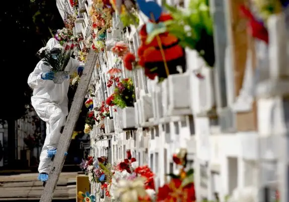 Comenzó entrega de flores en cementerio municipal por el Día de la Madre