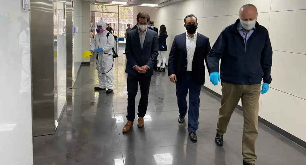 Ministro de Minería promueve el uso de nanopartículas de cobre para combatir la COVID-19