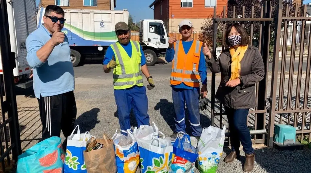 Vecinos de la Villa Viñedos del Boldo II entregaron comida a recolectores