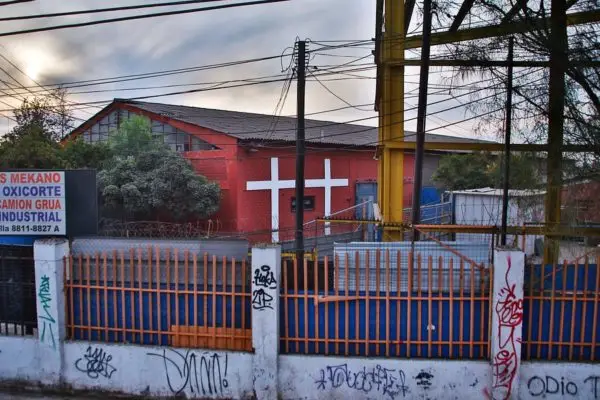 Decretan arresto domiciliario nocturno para organizador de fiesta con 400 personas en Maipú
