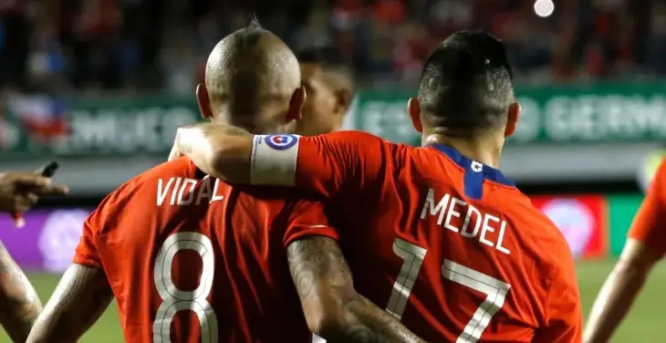 Arturo Vidal y Gary Medel donaron un millón de mascarillas a la Cruz Roja