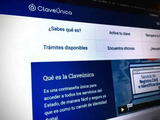 Alertan por estafa de sujetos que piden Clave Única para cobrar bonos del gobierno en Escuela Isla de Marchant de Curicó
