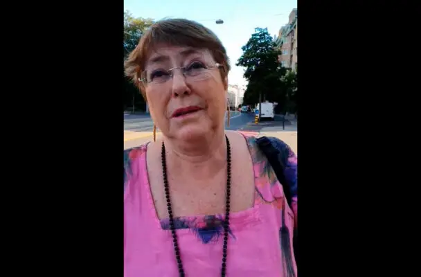 Bachelet vive tenso momento en Suiza: fue emplazada por situación de presos mapuche en Chile