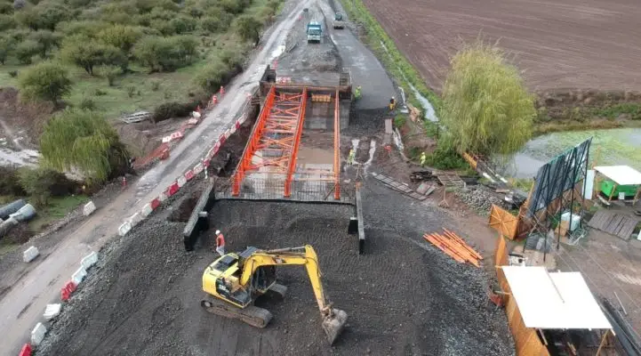 Moderno puente se construye en sector El Parrón