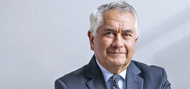 Ministro de Salud, Enrique París, anuncia querella por injurias y calumnias tras acusaciones en redes sociales