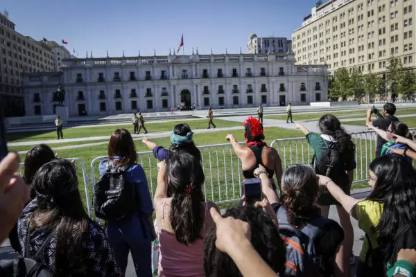 Carabineros interpone una denuncia contra el colectivo Las Tesis por "incitación a la violencia y al odio" contra la institución