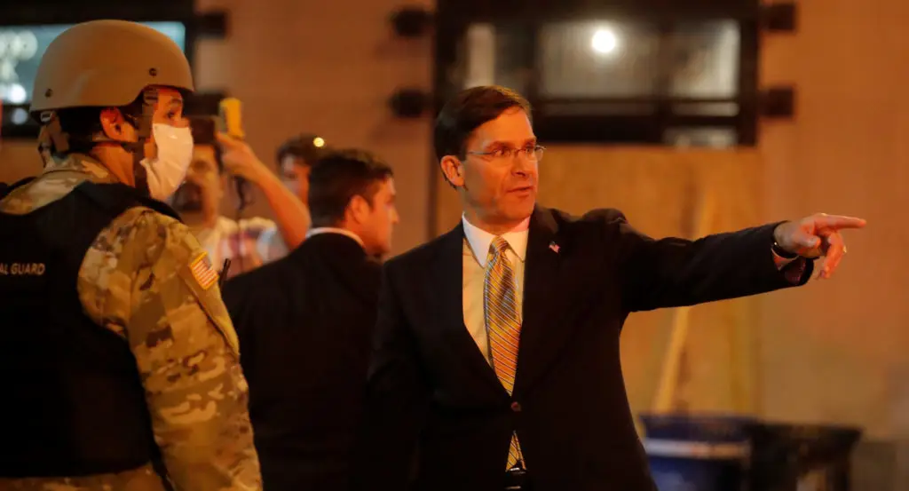 El jefe del Pentágono se desmarca de Trump y rechaza el despliegue del Ejército para sofocar las protestas