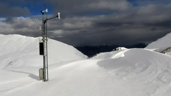 Instalan cinco aparatos medidores de nieve en cordillera curicana