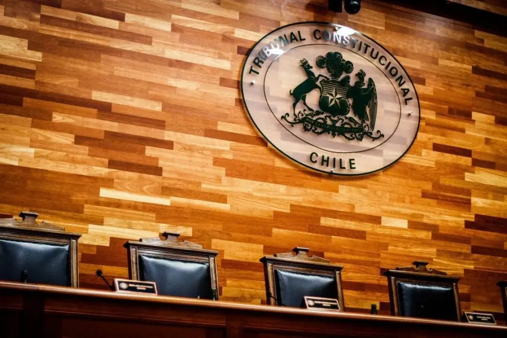 TC rechaza recurso a favor del matrimonio igualitario porque daría lugar a "uniones polígamas o con niños"