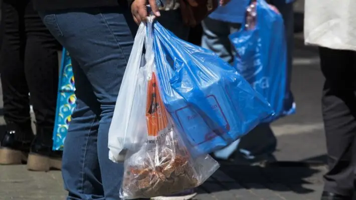 Almacenes de barrio no podrán entregar bolsas plásticas
