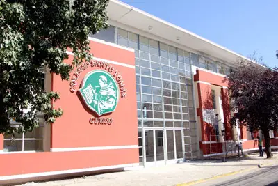 Colegio Santo Tomás de Curicó anunció que no llegó a acuerdo con funcionarios y suspendió clases presenciales
