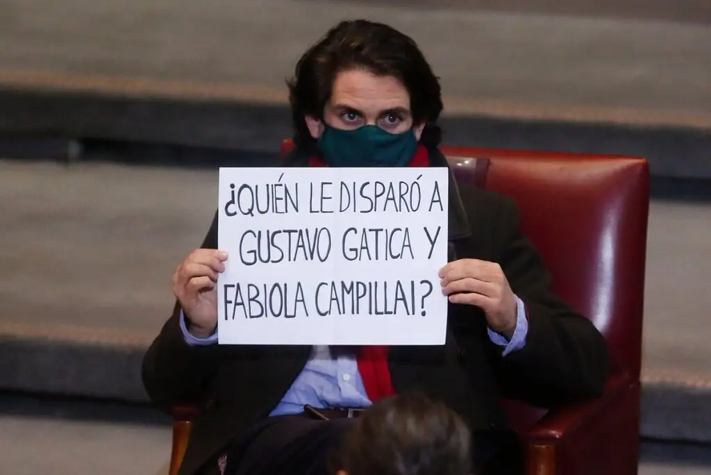 Diputado Winter alza cartel durante la Cuenta Pública por caso de Gustavo Gatica y Fabiola Campillai