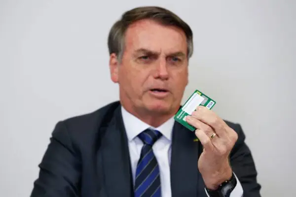 Falabella denuncia a empleados que usaron tarjetas de créditos de Bolsonaro y familia tras filtración de Anonymous