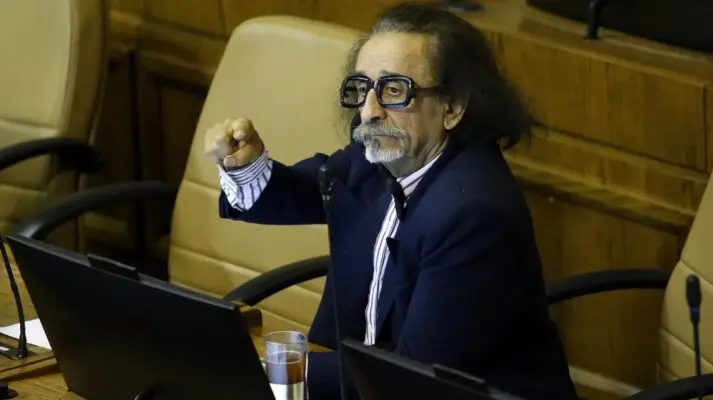 Diputado Alarcón muestra polémico cartel y desata molestia de la Bancada RN: solicitan pasarlo a Comisión de Ética
