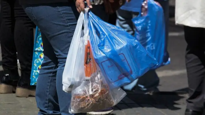 Desde hoy parte "Chao bolsas plásticas": ningún comercio podrá entregarlas