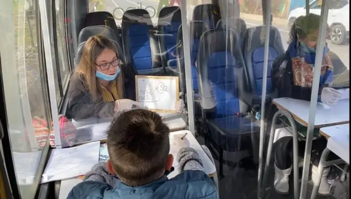 Bus educativo de Molina comenzó a impartir clases en sectores rurales de la comuna