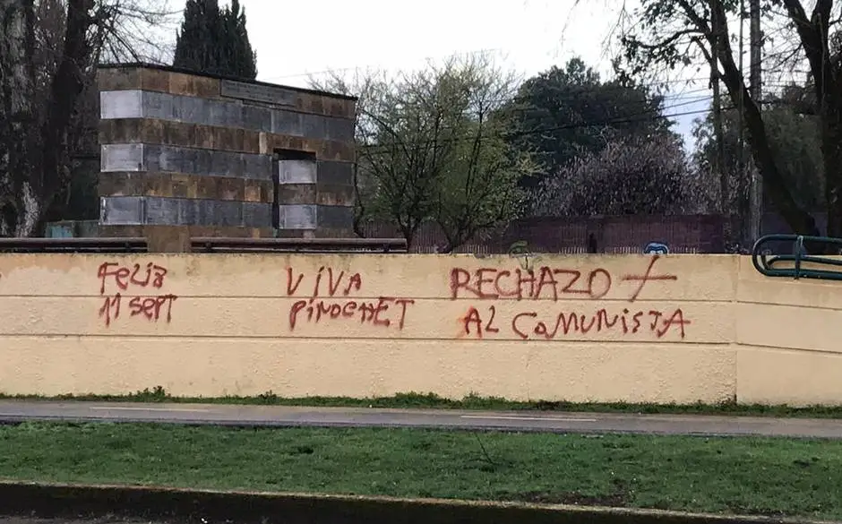 Desconocidos rayan Memorial de Detenidos Desaparecidos en Temuco con consignas del "Rechazo"