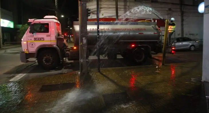 Municipio de Curicó continúa limpieza y sanitización de espacios públicos