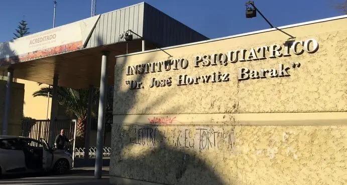 Derivan a hospital siquiátrico a sujeto que intentó asesinar a su abuela y a pareja de un tío en Molina