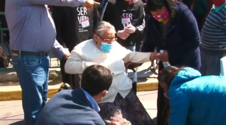 Mujer de 80 años sufre accidente en su local de votación: debió ser atendida por un médico