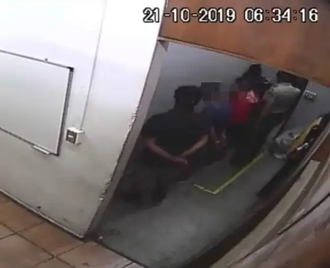 Decretan prisión preventiva para 2 carabineros formalizados por tortura en Comisaría de Peñalolén