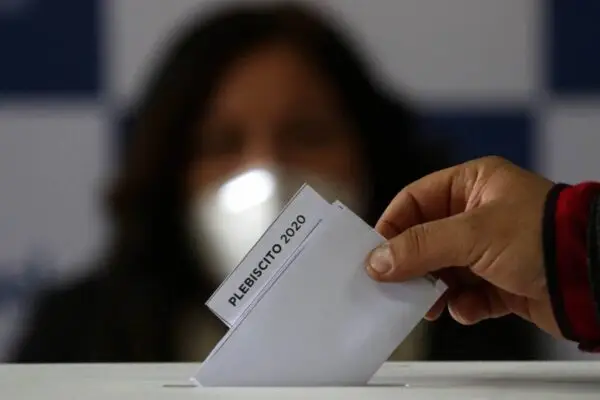 Persona fue detenida tras ser sorprendida llevándose "accidentalmente" su voto a casa