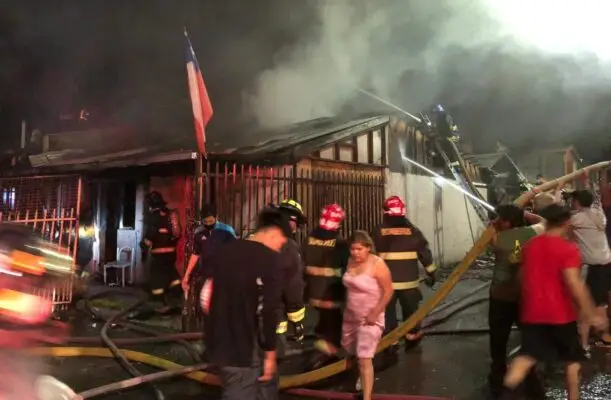 Dos incendios en Curicó dejaron tres casas quemadas y al menos 18 damnificados
