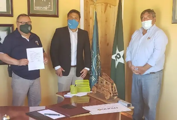 Empresa Mundo otorgó red de fibra óptica gratis y para siempre a Bomberos de San Javier