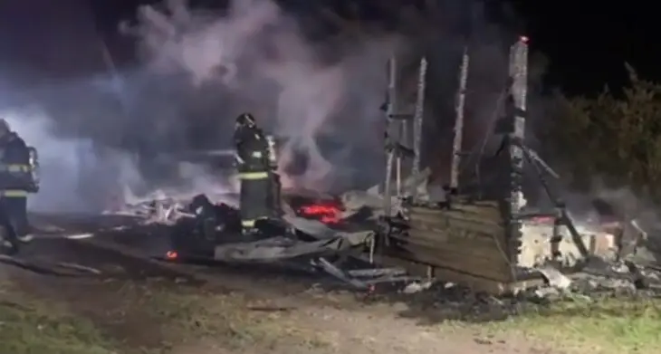 Incendio destruyó dos cabañas en el sector Tricao de Rauco