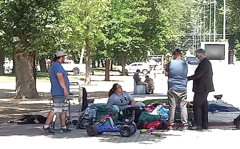 Autoridades de Curicó buscan solución para desalojados de casa okupa en la Alameda