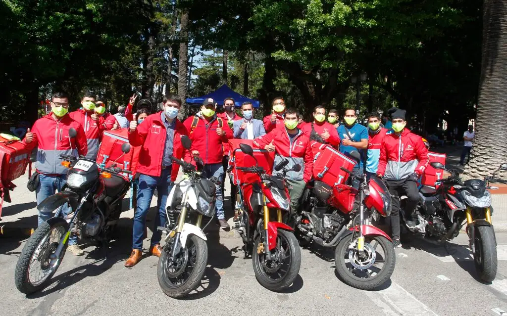 Repartidores de delivery en Curicó recibieron elementos reflectantes de protección